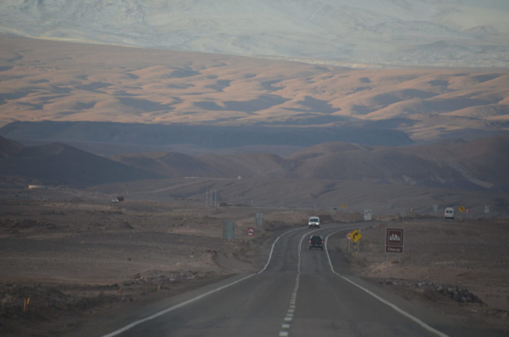 アタカマ砂漠を走る道路