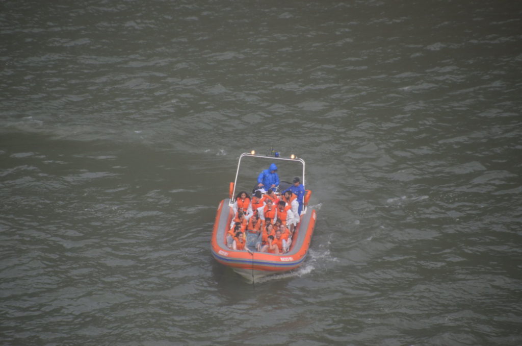 イグアスの滝つぼへ向かうボート