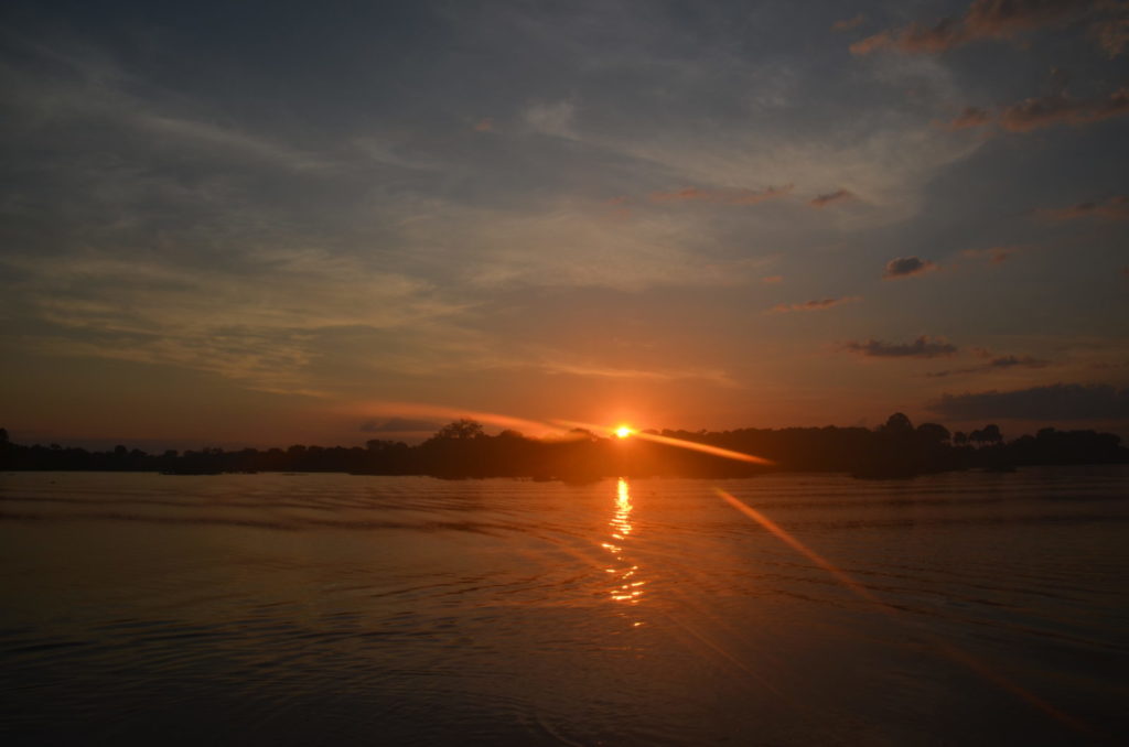 アマゾン川の日の出